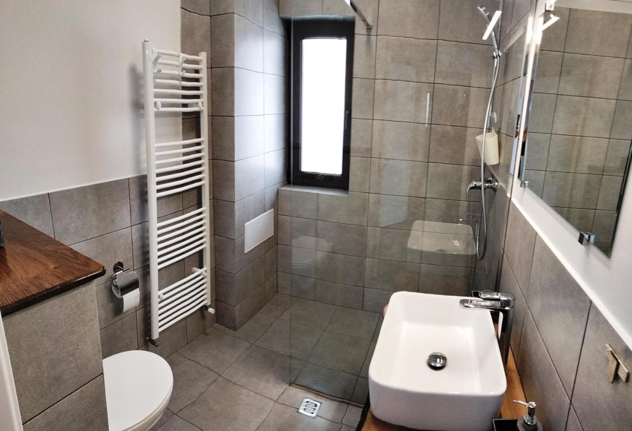 Casa Comilor Bed & Breakfast Surdesti  Ngoại thất bức ảnh