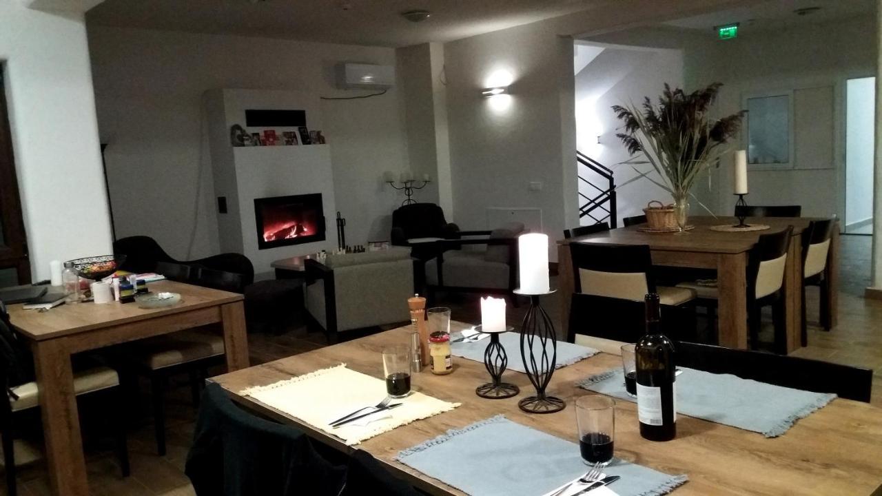 Casa Comilor Bed & Breakfast Surdesti  Ngoại thất bức ảnh