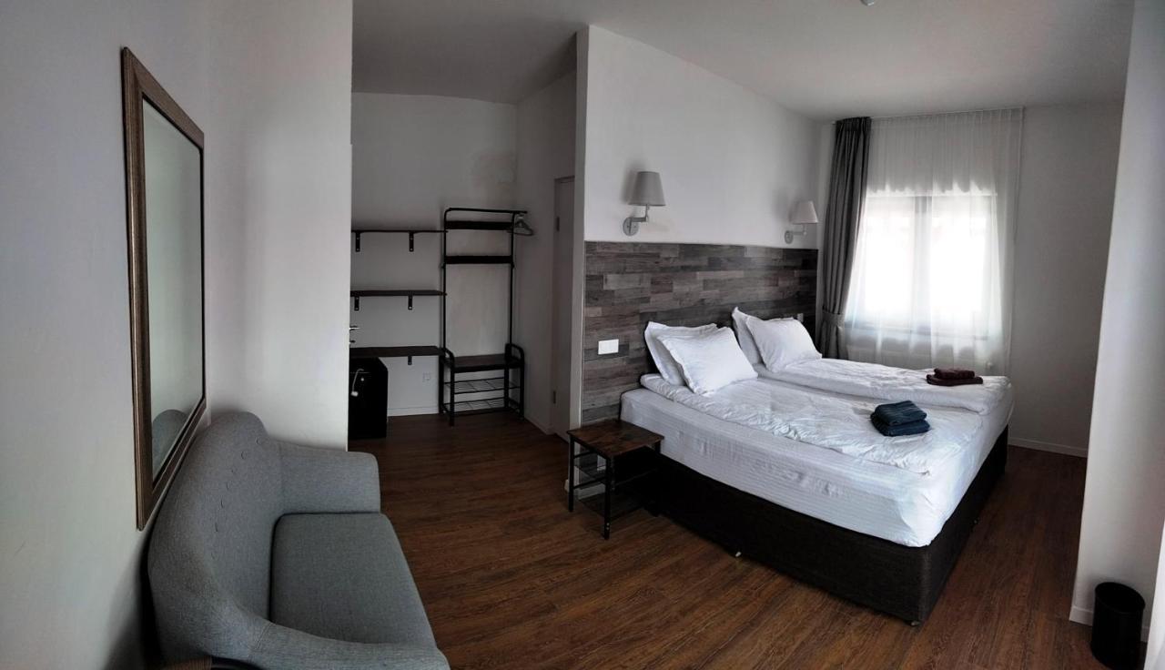 Casa Comilor Bed & Breakfast Surdesti  Ngoại thất bức ảnh