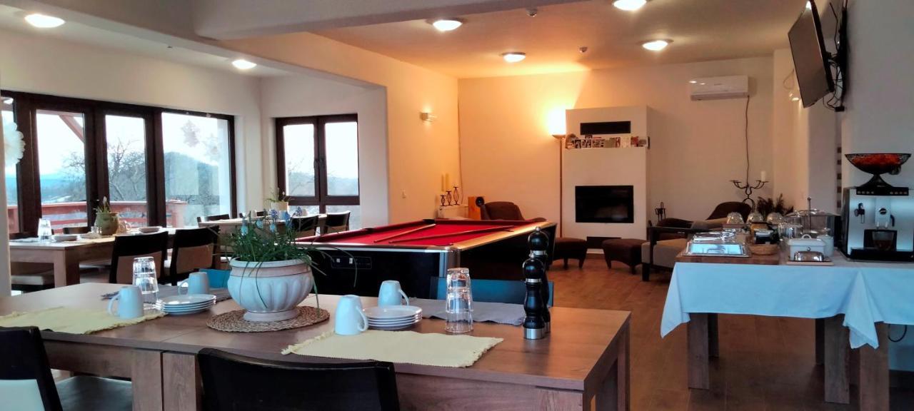Casa Comilor Bed & Breakfast Surdesti  Ngoại thất bức ảnh
